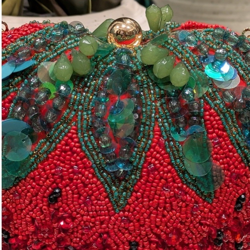 NWT Women's Beaded Strawberry Crossbody Handcrafted in India Novelty Bag - Picture 6 of 11